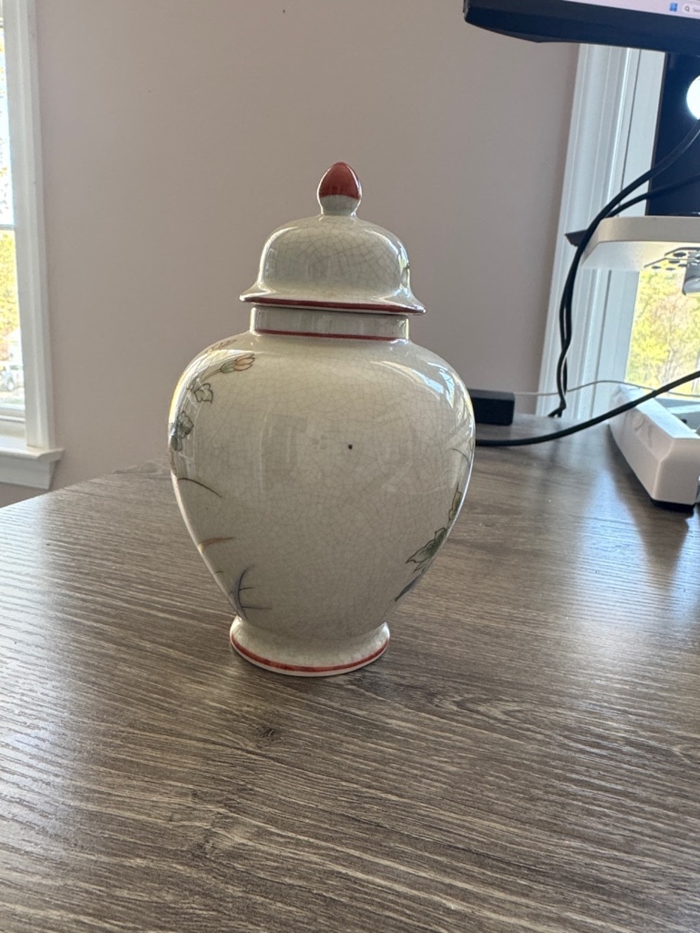 Vintage 10’ floral ginger jar with lid - Picture 2 of 3